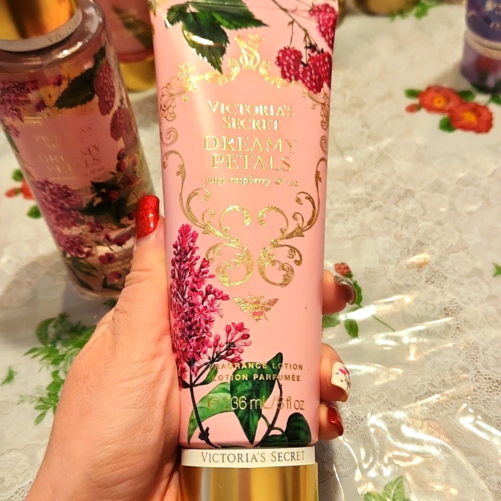 NWT VS DREAMY PETALS 🌺